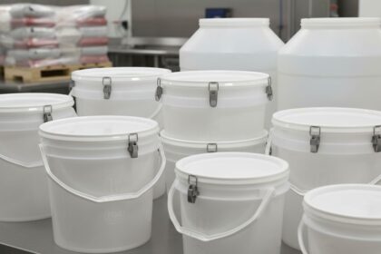 Seaux en plastique adaptés pour le stockage alimentaire en industrie