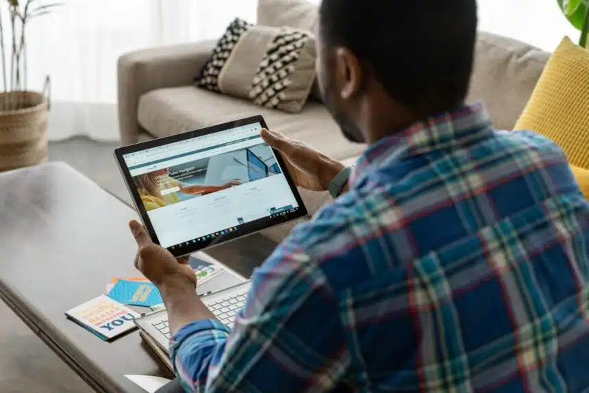 Une personne sur LinkedIn sur une tablette