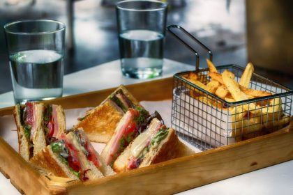 Aménagement fonctionnel d'un food truck avec équipements adaptés