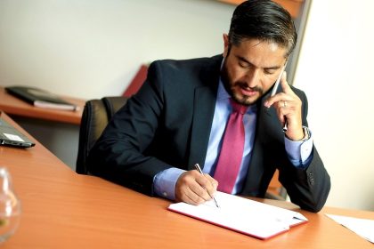 Collaboration entre avocats, juristes et personnel administratif dans un cabinet d'avocats