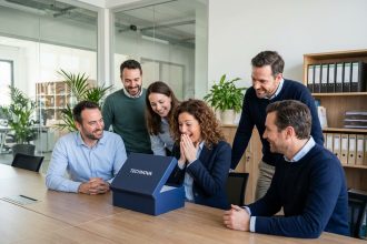Groupe de collaborateurs souriants dans un bureau moderne