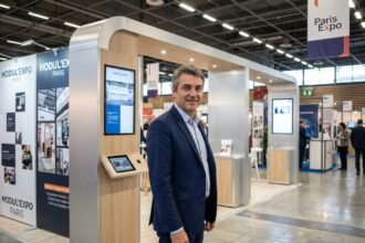 Homme professionnel en costume navy lors d'une exposition à Paris
