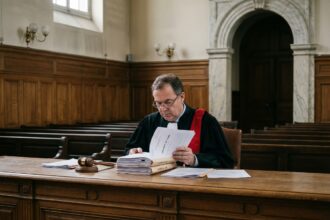 Juge français en robe noire dans un tribunal