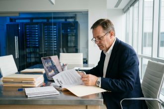 Homme IT en costume blanc et blazer dans un bureau moderne