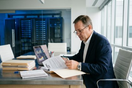 Homme IT en costume blanc et blazer dans un bureau moderne